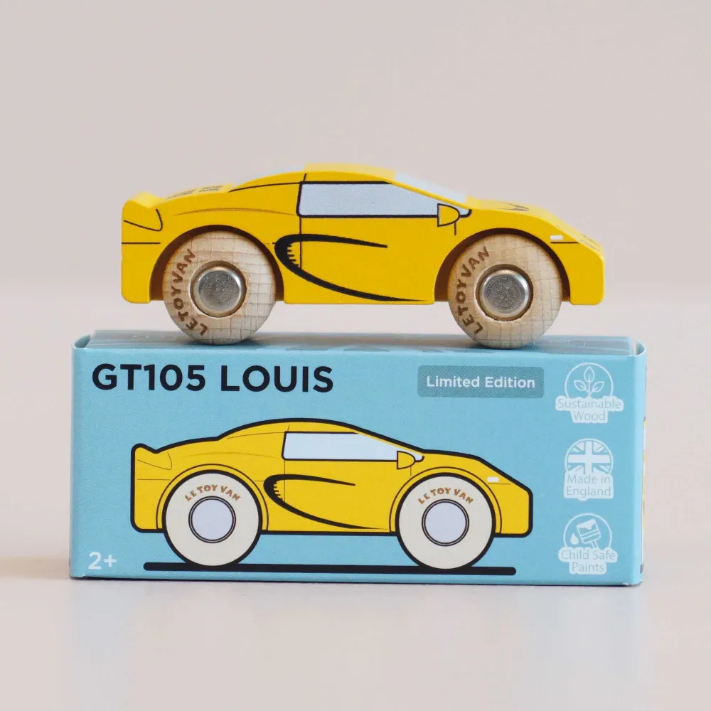 Żółty drewniany samochodzik wyścigowy GT105 Louis z paski wyścigowymi brytyjskiej marki Le Toy Van. Sportowe autko retro z certyfikowanego drewna FSC wolne od plastiku dla dzieci od 2 do 5 lat, luksusowy pojazd do zabawy na dywanie i prezent