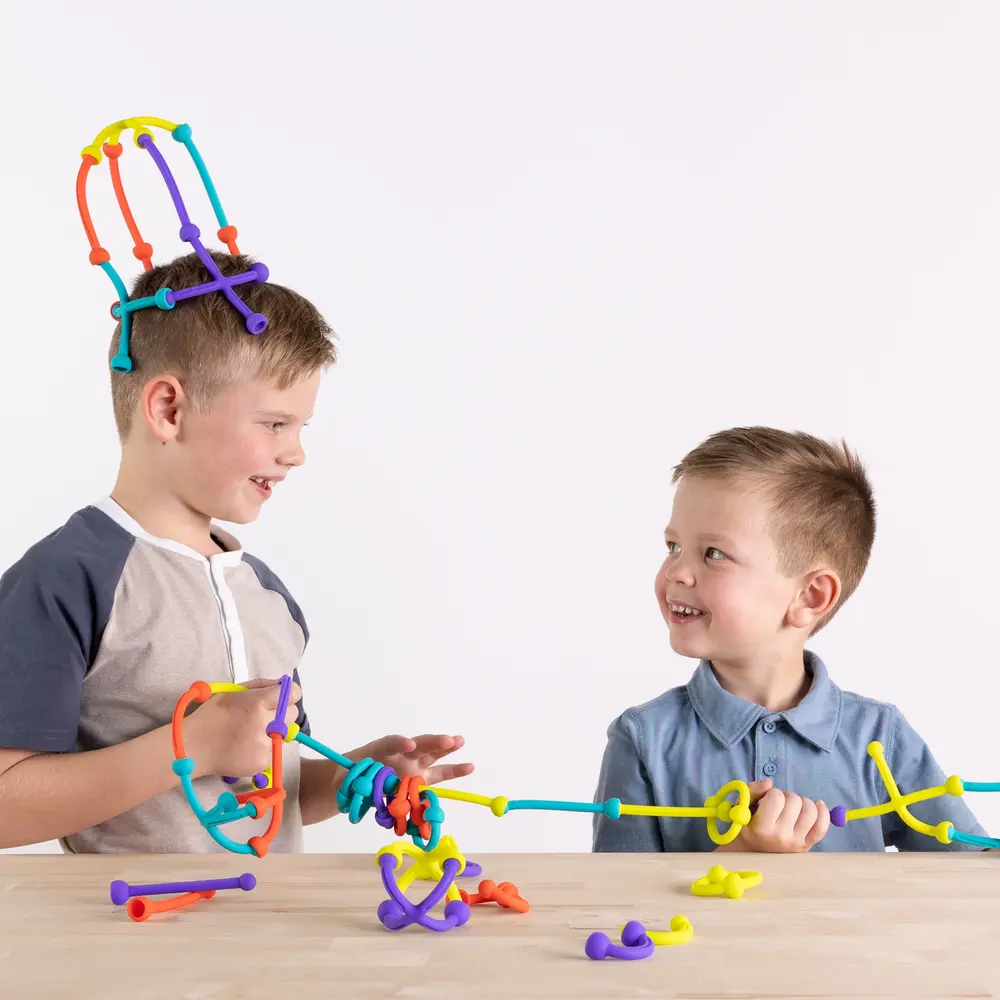 Fat Brain Toys Plip Kit silikonowe klocki elastyczne konstrukcyjne z przegubami kulowymi. Zestaw 52 silikonowe elementy z woreczkiem do prania Fat Brain Toys FA455-1 bez BPA dla dzieci od 5 lat 5+.