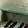 Little Dutch drewniane pianino elektroniczne zielone z motywem Safari Friends z drewna z certyfikatem FSC. Zielony instrument muzyczny z 11 klawiszami na baterie Little Dutch LD8910 dla dzieci od 3 lat 3+.