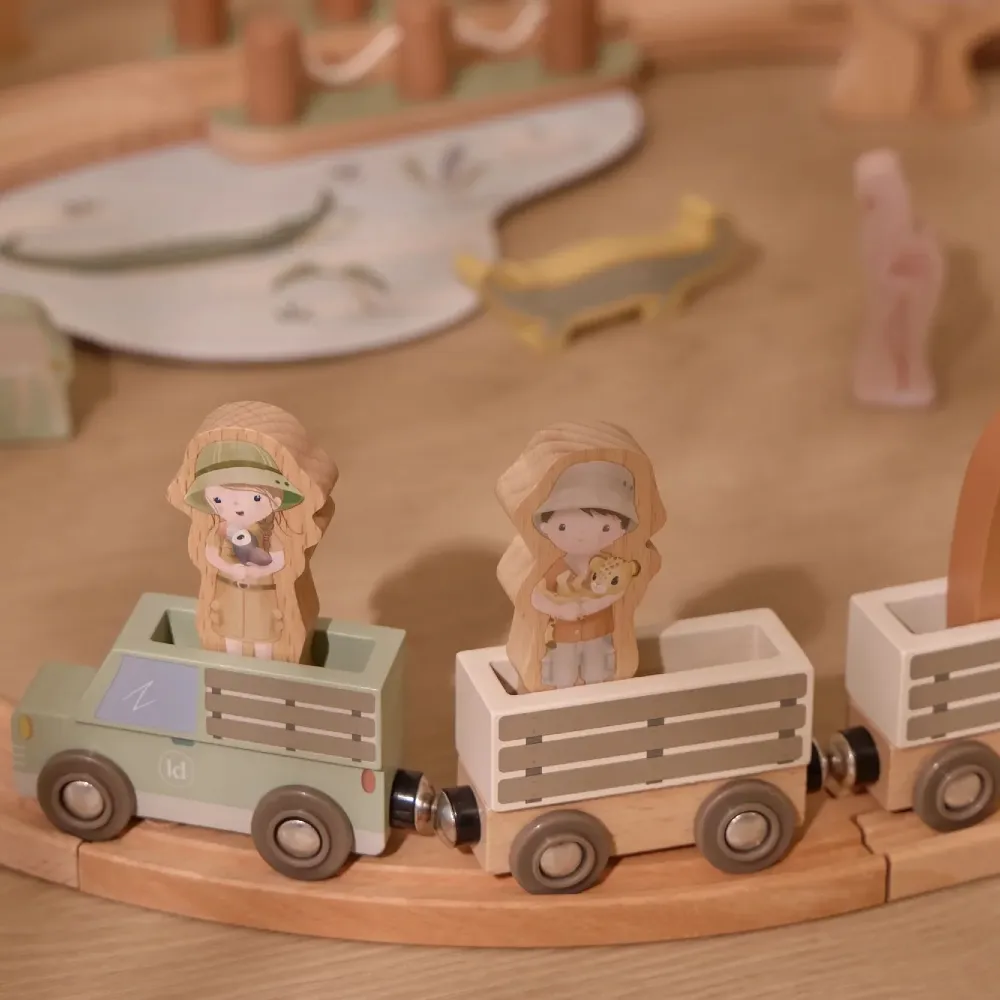 Little Dutch drewniany pociąg z torami i figurkami zwierząt Safari Friends. Zestaw drewniana kolejka z lokomotywą i wagonikami LD8924 z drewna FSC do odgrywania ról dla dzieci od 18 miesięcy 18m+ / na prezent.