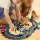 Puzzle i tor wyścigowy Mideer 2w1 to 38-elementowy zestaw, który pozwala dziecku samodzielnie zbudować własną trasę dla samochodzików