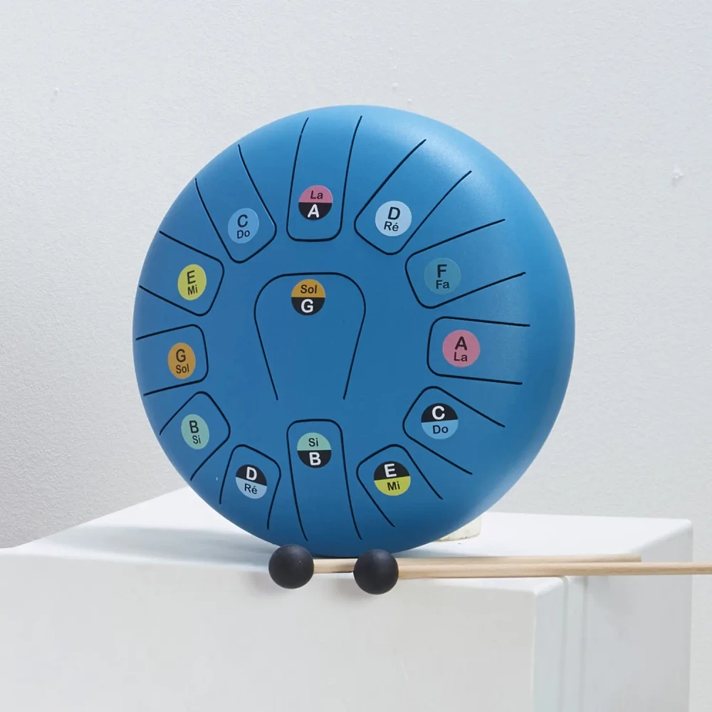 Vilac Tongue Drum 25 cm – metalowy bęben językowy z partyturami to instrument muzyczny dla dzieci od 5. roku życia, który pozwala w prosty sposób odkrywać dźwięki, rytm i pierwsze melodie.