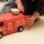 Egmont Toys wóz strażacki z  przyjacielem to pojazd Miniature World zachęca do zabawy w straż pożarną i tworzenia historii. Wóz ma ruchomą drabinę oraz figurkę przyjaciela, który od razu zajmuje miejsce kierowcy.