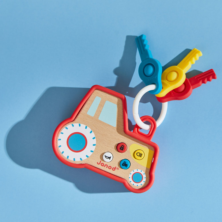 Janod Sound and Light Tractor Keychain to drewniany brelok w kształcie traktora, który pozwala maluchowi naśladować codzienne czynności dorosłych.