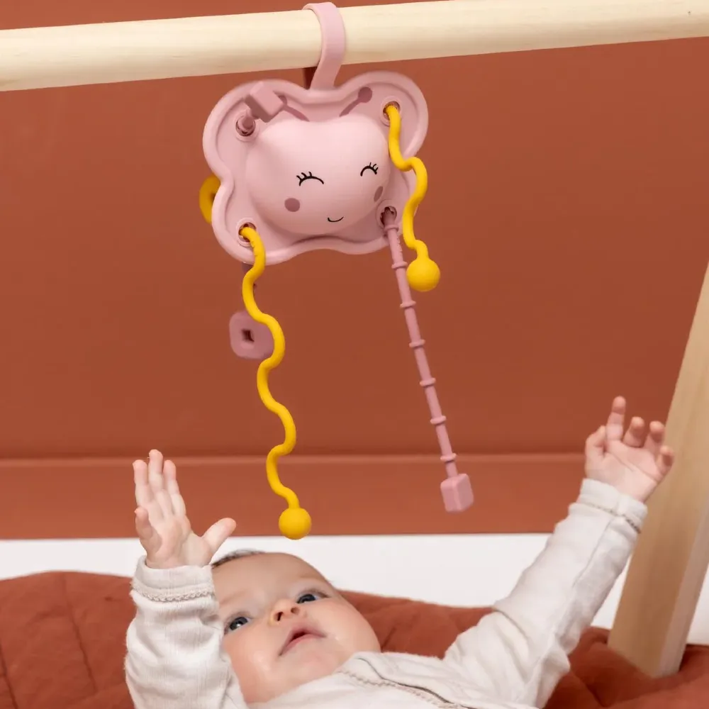 5401121031686_Manipulacyjna zabawka sensoryczna Motyl Trixie Baby przeciąganiec dla dziewczynki