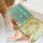 Książeczka z zadaniami Busy Book Farma marki Janod to edukacyjna książeczka sensoryczna dla dzieci, która wspiera rozwój poprzez kreatywną i angażującą zabawę. Książeczka zawiera 22 strony oraz 15 różnorodnych aktywności
