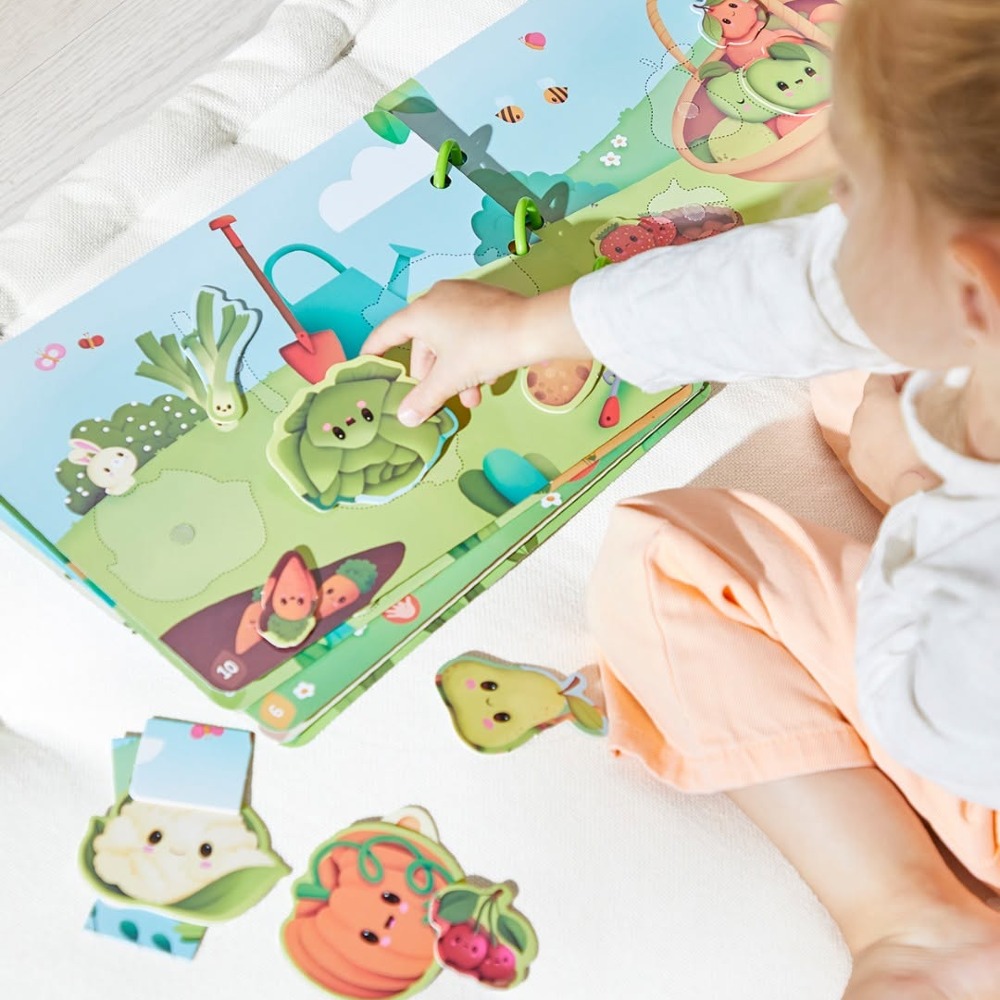 Książeczka z zadaniami Busy Book Farma marki Janod to edukacyjna książeczka sensoryczna dla dzieci, która wspiera rozwój poprzez kreatywną i angażującą zabawę. Książeczka zawiera 22 strony oraz 15 różnorodnych aktywności