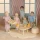 Lundby Zestaw lalek Charlie to komplet pięciu figurek, który pozwala zaludnić domek dla lalek i rozpocząć tworzenie własnych rodzinnych historii.