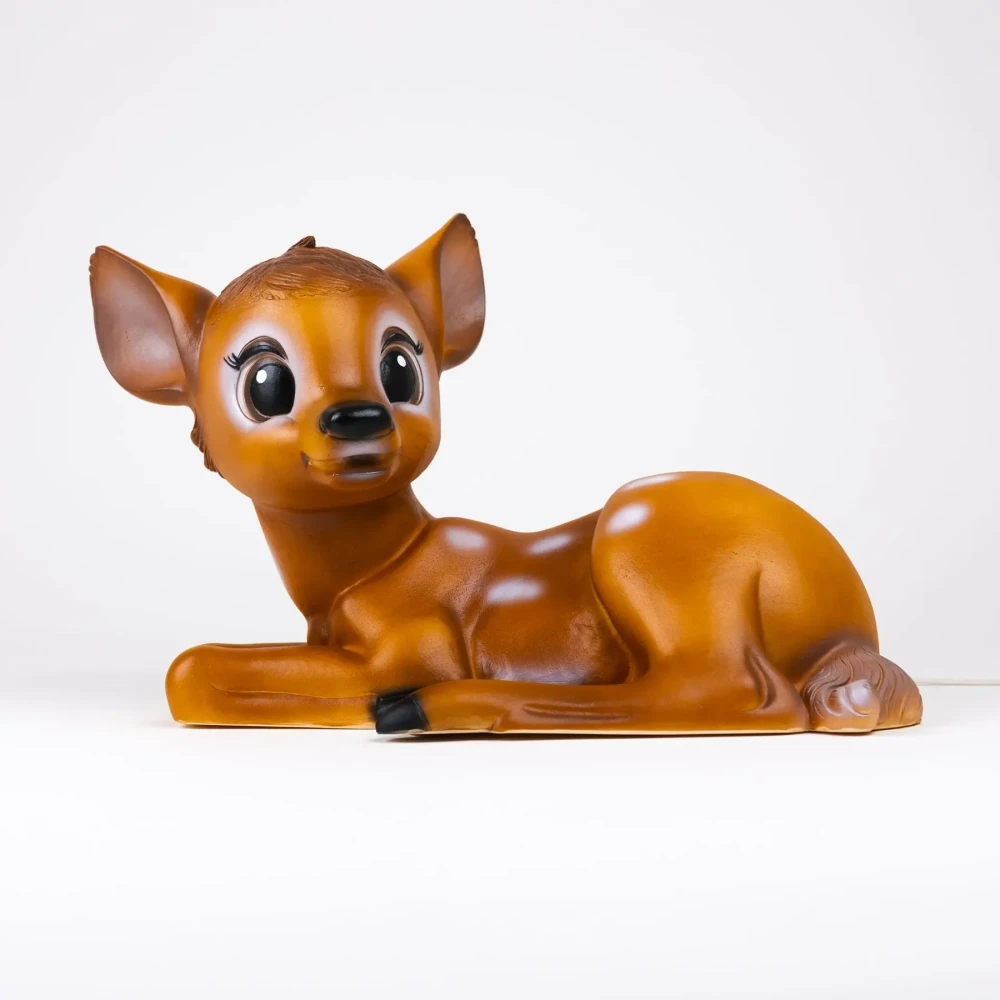 Lampka nocna LED Sarenka marki Egmont Toys to dekoracyjna lampka do dziecięcego pokoju, która może być używana jako delikatne źródło światła po zmroku.
