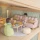 Lundby Basic Living Room to zestaw mebli do salonu w domku dla lalek, który pozwala urządzić wygodne miejsce do odpoczynku i wspólnego spędzania czasu.