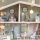 Lundby to zestaw dwóch lamp do domku dla lalek w skali 1:18, który pozwala rozświetlić miniaturowe wnętrze i stworzyć w nim przytulną atmosferę.