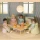 Lundby zestaw mebli do salonu domku dla lalek pozwala urządzić przytulny i stylowy salon w miniaturowym domu. Zestaw obejmuje sofę modułową, stolik kawowy w kształcie chmurki, miękki dywan w kształcie kwiatka oraz doniczkę