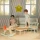 Lundby zestaw mebli do salonu domku dla lalek pozwala urządzić przytulny i stylowy salon w miniaturowym domu. Zestaw obejmuje sofę modułową, stolik kawowy w kształcie chmurki, miękki dywan w kształcie kwiatka oraz doniczkę
