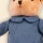 Egmont Toys przytulanka Miś Alexis to miękka maskotka, która może stać się pierwszym pluszowym przyjacielem dziecka. Miś ma karmelowe futerko, spokojne spojrzenie i niebieski sweterek z dzianiny, który nadaje mu wyjątkowego charakteru.