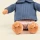 Egmont Toys przytulanka Miś Alexis to miękka maskotka, która może stać się pierwszym pluszowym przyjacielem dziecka. Miś ma karmelowe futerko, spokojne spojrzenie i niebieski sweterek z dzianiny, który nadaje mu wyjątkowego charakteru.