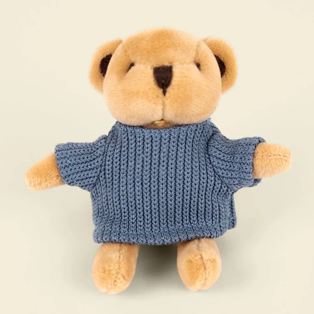 Egmont Toys przytulanka Miś Alexis mini to urocza, kieszonkowa wersja popularnego misia z kolekcji Miniature Friends. Ma karmelowe futerko, mały niebieski sweterek i charakterystyczne, haftowane oczy.