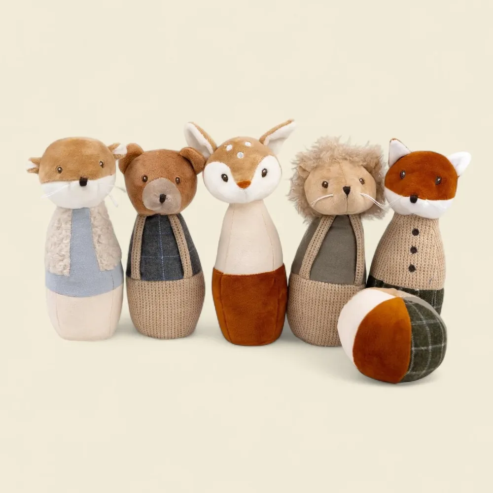Kręgle Leśni Przyjaciele marki Egmont Toys to zestaw miękkich, pluszowych kręgli przedstawiających sympatyczne leśne zwierzęta.