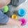 Fat Brain Toys Bąbelki Dimpl Wieża dla Dzieci 6m+ | Sensoryczne Kubeczki do Układania z Silikonowymi Bąbelkami, Rozwijają Motorykę, Koordynację Ręka-Oko i Zmysł Dotyku, Bezpieczna Zabawka do Kąpieli BPA-free, Idealny Prezent dla Niemowlaka.