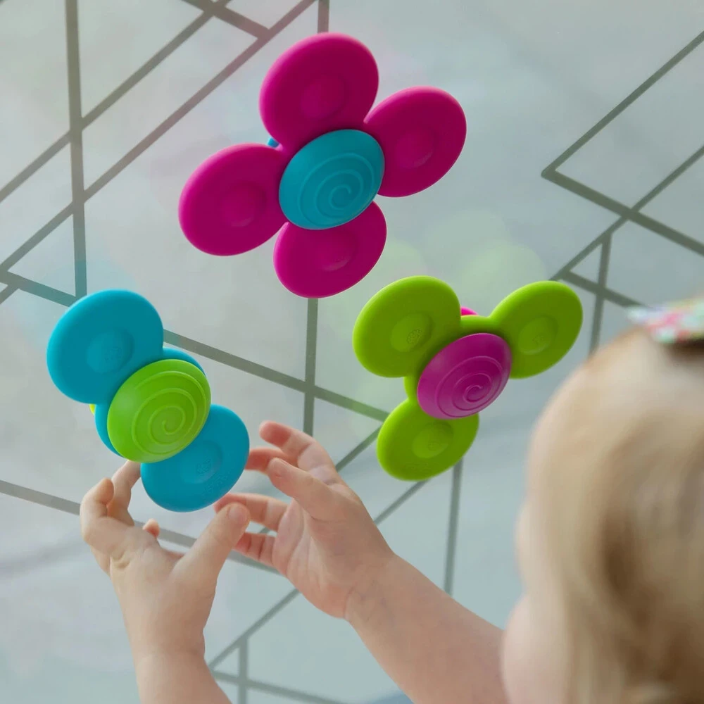 Fat Brain Toys Whirly Squigz – wirujące przyssawki sensoryczne dla dzieci 10m+, zestaw 3 spinnerów silikonowych do zabawy i ćwiczenia motoryki.