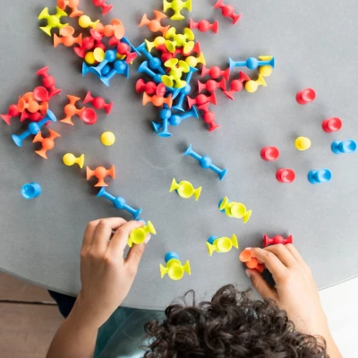 Fat Brain Toys zabawki do rozwoju motoryki małej Squigz Mini