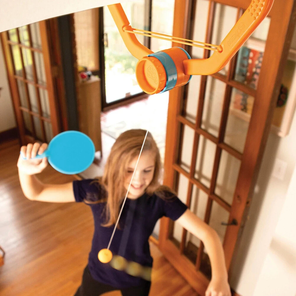 Fat Brain Toys Door Pong wisząca gra zręcznościowa ping pong na drzwi z zaciskiem. Zestaw z 2 paletkami i piłeczką na sznurku FA195-1 dla dzieci od 3 lat 3+ do ćwiczenia refleksu.