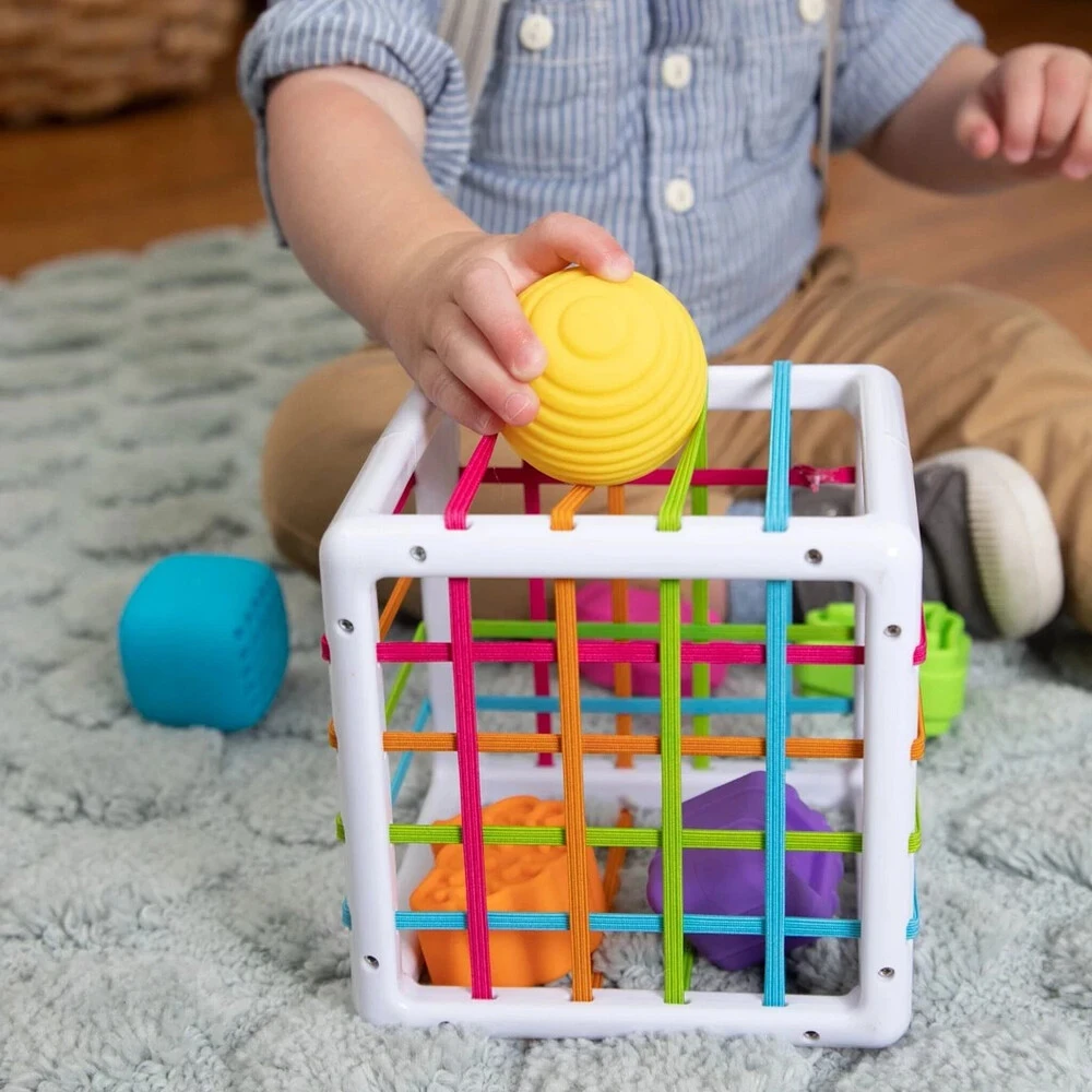 Fat Brain Toys - elastyczna kostka i sorter InnyBin zabawka dla rocznego dziecka - prezent na roczek