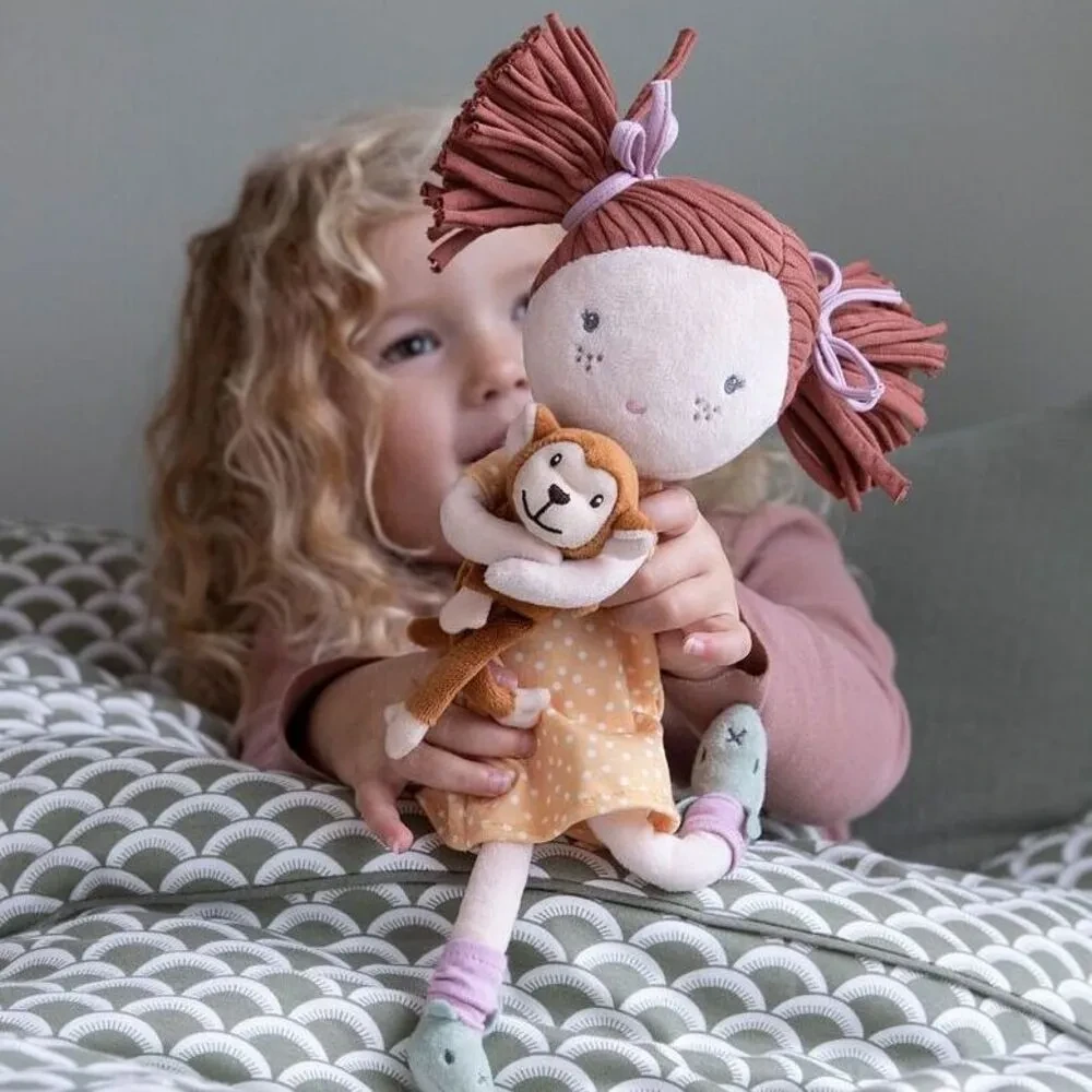Little Dutch Lalka Sophia 35 cm – Miękka Przytulanka i Pierwsza Lalka dla Dziecka 12m+ | Bezpieczna Szmacianka z Małpką w Ozdobnym Pudełku, Zabawka Wspierająca Empatię i Rozwój Emocjonalny, Idealny Prezent na Roczek i Prezent dla Dziecka.