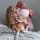 Little Dutch Lalka Sophia 35 cm – Miękka Przytulanka i Pierwsza Lalka dla Dziecka 12m+ | Bezpieczna Szmacianka z Małpką w Ozdobnym Pudełku, Zabawka Wspierająca Empatię i Rozwój Emocjonalny, Idealny Prezent na Roczek i Prezent dla Dziecka.