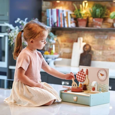 Tender Leaf Toys kuchnia drewniana przenośna z akcesoriami