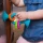 Sensoryczna zabawka z przyssawką Bobo Fat Brain Toys (6m+). Silikonowy gryzak i grzechotka do krzesełka do karmienia lub kąpieli. Idealny prezent dla niemowlaka na ząbkowanie, który wspiera rozwój chwytu i nie spada na podłogę.