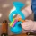 Sensoryczna zabawka z przyssawką Bobo Fat Brain Toys (6m+). Silikonowy gryzak i grzechotka do krzesełka do karmienia lub kąpieli. Idealny prezent dla niemowlaka na ząbkowanie, który wspiera rozwój chwytu i nie spada na podłogę.