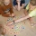 BS Toys Drewniana Gra Logiczna Znajdź Rybkę dla Dzieci 4+ Edukacyjna Gra na Spostrzegawczość, Refleks i Rozpoznawanie Wzorów, Zawiera 56 Drewnianych Rybek, Karty i Kostki, Wspiera Rozwój Poznawczy i Koncentrację, Prezent i Gra Rodzinna