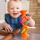 Gryzak dla dziecka 6 miesięcy+ Bobo Fat Brain Toys – zabawka sensoryczna z przyssawką i grzechotką, idealna do krzesełka i podróży, stymulacja dotyku, słuchu i chwytu