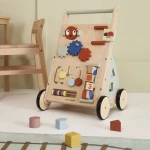 Pchacz Drewniany z Tablicą Manipulacyjną Kids Concept