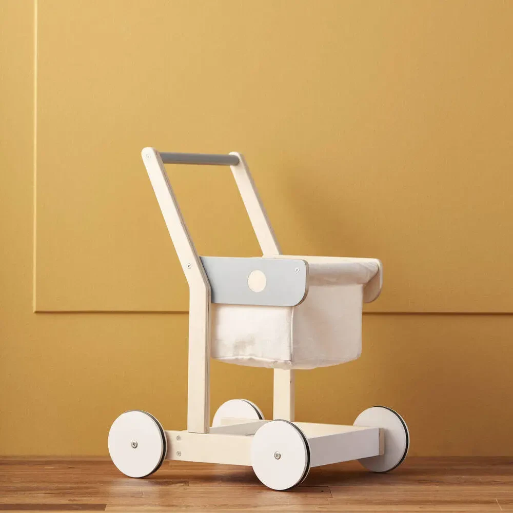 Skandynawski dwupoziomowy drewniany wózek na zakupy z wyjmowaną torbą bawełnianą szwedzkiej marki Kid’s Concept. Stabilny ekologiczny wózek sklepowy z certyfikowanego drewna FSC dla dzieci od 2 lat 2+