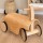 drewniany jeździk gokart retro w stylu skandynawskim szwedzkiej marki Kid’s Concept. Stabilny pojazd dla maluchów o długości 49 cm z cichymi gumowymi kołami TPR nierysującymi podłóg, wykonany z drewna