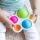 Zabawka sensoryczna dla niemowlaka 10m+ Fat Brain Toys Dimpl – silikonowe bąbelki do wciskania, prezent na roczek lub baby shower, rozwój motoryki małej i koncentracji