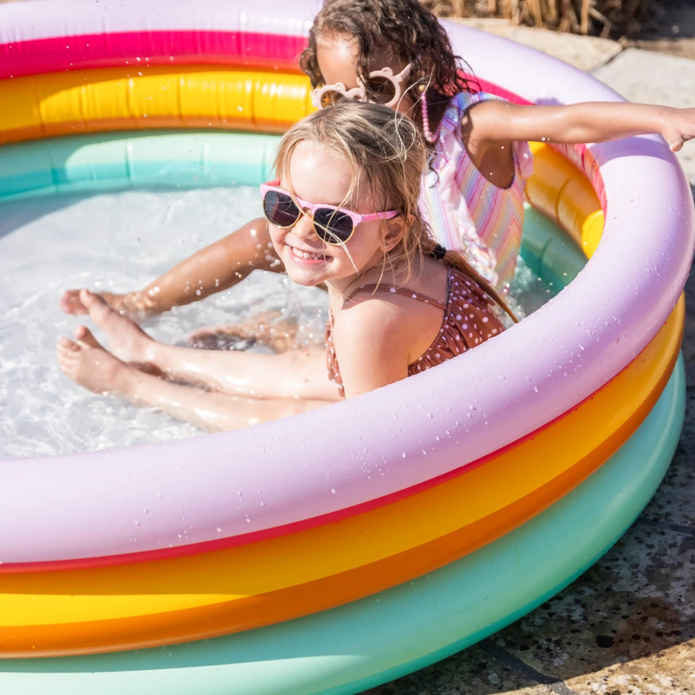 Nadmuchiwany Basen Ogrodowy Tęcza 150 cm Swim Essentials | Dmuchany Brodzik Trzypierścieniowy dla Rodzeństwa i Dzieci od 3 Roku Życia (3+), Duży Basenik na Taras o Pojemności 180 litrów, Bezpieczny i Wytrzymały.