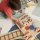 drewniany chodzik pchacz 2w1 z odczepianą tablicą manipulacyjną i regulowanym hamulcem szwedzkiej marki Kid’s Concept. Skandynawski pchacz edukacyjny o wysokości 51 cm z cichymi gumowymi kołami z drewna bukowego FSC