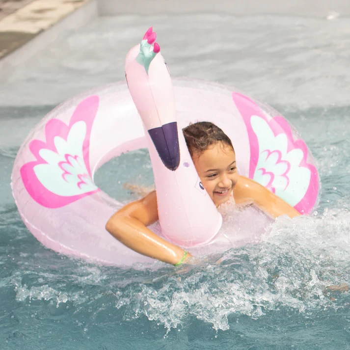 Koło do Pływania Flaming Swim Essentials Ø 104 cm | Duży Dmuchany Flaming dla Dzieci od 6 Lat i Dorosłych do 80 kg, Wytrzymałe Różowe Koło Plażowe z PVC bez BPA, Stylowy Materac Kołowy z Łatką Naprawczą na Basen i Wakacje.