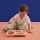 Drewniana tablica muzyczna Kid’s Concept dla dziecka od 3 lat – zestaw instrumentów 4w1 (bębenek, talerz, ksylofon, guiro) wspierający rozwój słuchu, poczucia rytmu i koordynacji u małego muzyka.