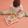 Drewniana tablica muzyczna Kid’s Concept dla dziecka od 3 lat – zestaw instrumentów 4w1 (bębenek, talerz, ksylofon, guiro) wspierający rozwój słuchu, poczucia rytmu i koordynacji u małego muzyka.