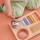 Drewniana tablica muzyczna Kid’s Concept dla dziecka od 3 lat – zestaw instrumentów 4w1 (bębenek, talerz, ksylofon, guiro) wspierający rozwój słuchu, poczucia rytmu i koordynacji u małego muzyka.