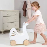 Tender Leaf Toys drewniany wózek dla lalek Sweet Swan Pram