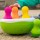 Fat Brain Toys SpinnyPins sorter sensoryczny 18m+ – zabawka dla dziecka, prezent dla chłopca i dziewczynki, interaktywny sorter do rozwoju motoryki i zmysłów