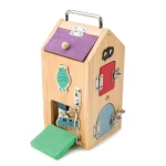 Tender Leaf Toys drewniany domek manipulacyjny z zamkami
