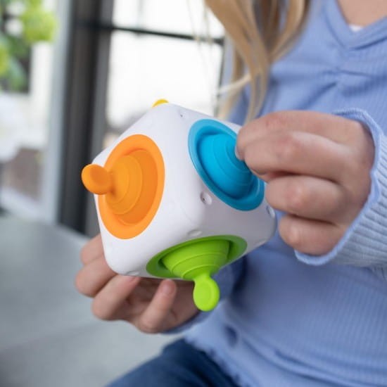 Fat Brain Toys Tugl Cube kostka manipulacyjna sensoryczna silikonowa zabawka fidget toy dla malucha F305. Kostka sensoryczna z wciskanymi silikonowymi elementami do ćwiczenia małej motoryki dla dzieci od 2 lat 2+ / do podróży.