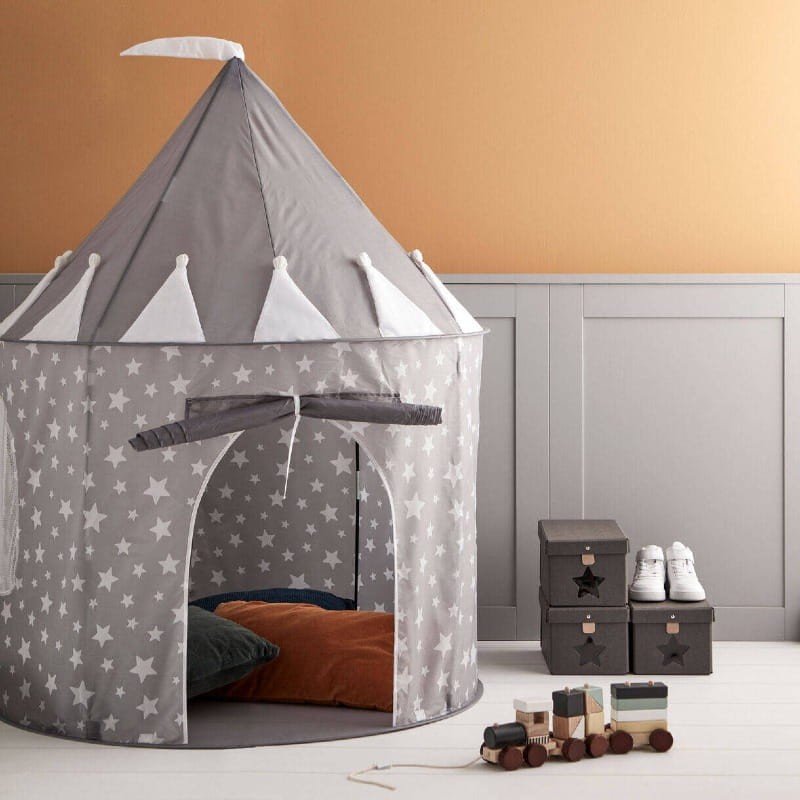 Kids Concept Namiot w Gwiazdki (3+) | Magiczna baza i kryjówka do zabawy. Wysokość 130 cm, skandynawski design. Wspiera kreatywność, wyciszenie i samodzielność. Lekki stelaż, łatwy montaż. Bezpieczny i stylowy element pokoju, idealny na prezent.