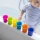 Fat Brain Toys Suction Kupz 12m+ – silikonowe kubeczki z przyssawką dla dziecka 1+, zabawka sensoryczna do układania i kąpieli, prezent na roczek, rozwój motoryki małej, koordynacji ręka-oko i zabawy bez bałaganu