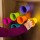 Fat Brain Toys Suction Kupz 12m+ – silikonowe kubeczki z przyssawką dla dziecka 1+, zabawka sensoryczna do układania i kąpieli, prezent na roczek, rozwój motoryki małej, koordynacji ręka-oko i zabawy bez bałaganu